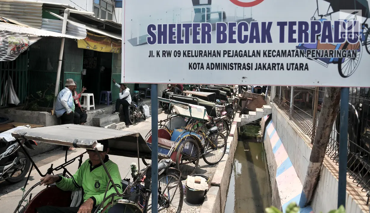 Penarik becak mangkal di Shelter Becak Terpadu di kawasan Teluk Gong, Pejagalan, Jakarta, Senin (8/10). Shelter diperuntukkan bagi pemilik kartu anggota Serikat Becak Jakarta, rompi, dan surat operasi dari Dishub DKI Jakarta. (Merdeka.com/Iqbal Nugroho)