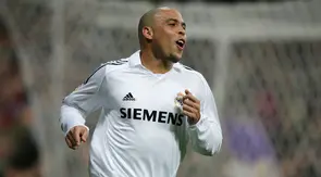 Ronaldo Luiz Nazario de Lima. Pemain Brasil ini mampu merebut dua kali trofi Ballon d'Or dan memegang rekor sebagai pemain termuda peraih Ballon d'Or. Pada 1997 ia merebutnya bersama Inter Milan saat usianya baru menginjak 21 tahun dan pada 2002 bersama Real Madrid. (AFP/Philippe Desmazes)