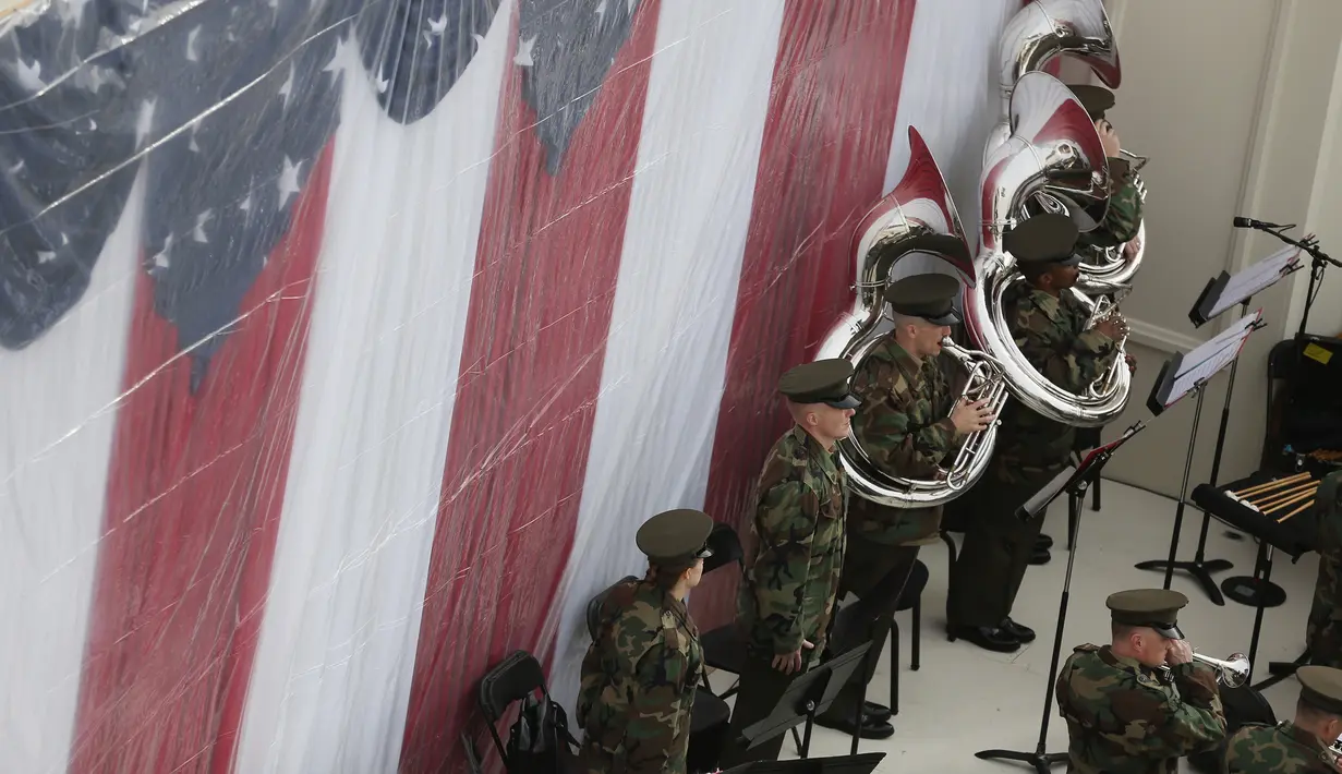 Anggota President's Own Marine Band memainkan terompet saat gladi resik pelantikan Donald Trump di U.S. Capitol, Washington, DC, AS (19/1). Trump tinggal menghitung jam menggantikan Barack Obama menjadi orang nomor satu AS. (AFP Photo/Timothy A. Clary)
