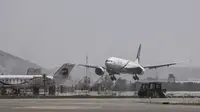 Pesawat Pakistan International Airlines (PIA) yang membawa beberapa penumpang mendarat di bandara Kabul, Senin (13/9/2021). Pesawat itu tercatat sebagai penerbangan komersial internasional pertama yang mendarat sejak Taliban merebut kembali kekuasaan di Afghanistan pada bulan lalu. (Karim SAHIB/AFP)