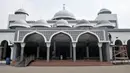 Petugas merenovasi masjid Al-Mabrur Asrama Haji Pondok Gede, Jakarta, Kamis (4/7/2019). Panitia Penyelenggara Ibadah Haji (PPIH) embarkasi Jakarta - Pondok Gede siap menyambut jemaah haji kloter pertama DKI Jakarta yang dijadwalkan tiba pada Sabtu (6/7). (merdeka.com/Iqbal S Nugroho)