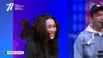 Ayu Ting Ting mengalami insiden rok sobek dalam siaran langsung televisi. (Foto: YouTube/ Trans TV Official)
