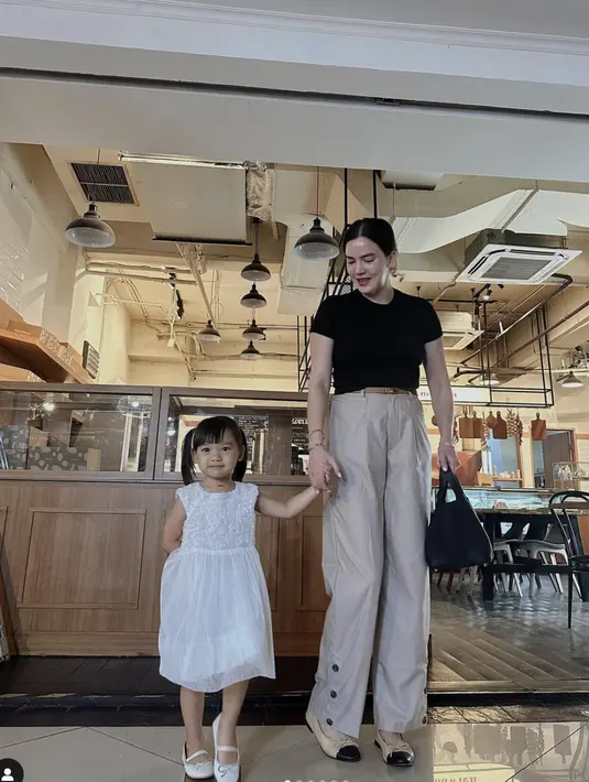 Pada kesempatan kali ini, alice juga menambahkan aksen belt untuk mempermanis tampilan kasualnya. [Foto: instagram/ Alice Norin]