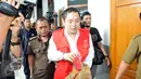 Hengki Kawilarang saat akan menjalani sidang perdana dengan agenda pembacaan dakwaan di PN Jakarta Selatan, Senin (22/6/2015). Hengki diduga telah menggelapkan uang sebesar Rp 1,6 miliar milik Jeng Ana. (Liputan6.com/Panji Diksana)