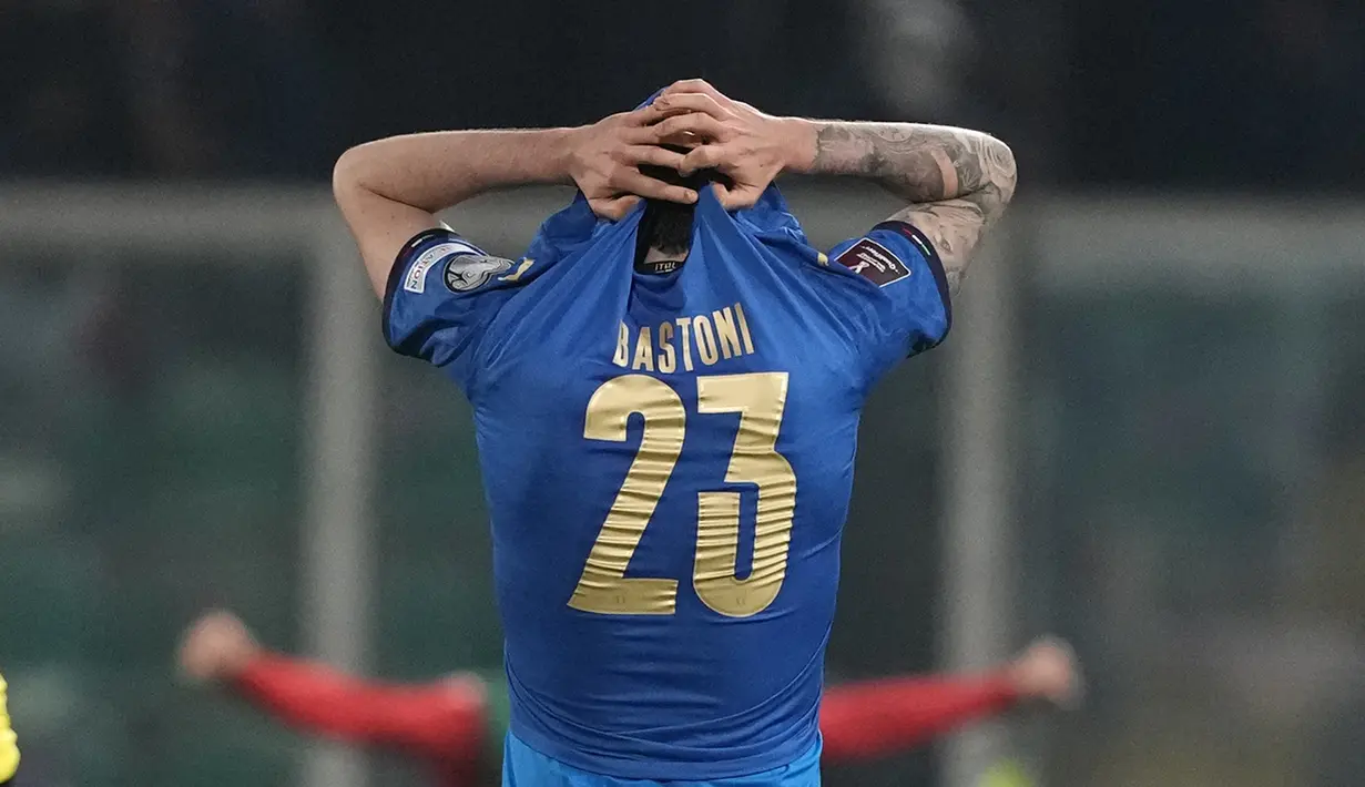Bek Italia, Alessandro Bastoni menutup wajahnya usai pertandingan melawan Makedonia Utara pada pertandingan play-off kualifikasi Piala Dunia 2022 di stadion Renzo Barbera, di Palermo, Italia, Jumat (24/3/2022). Italia kalah dari Makedonia Utara 0-1. (AP Photo/Antonio Calanni)