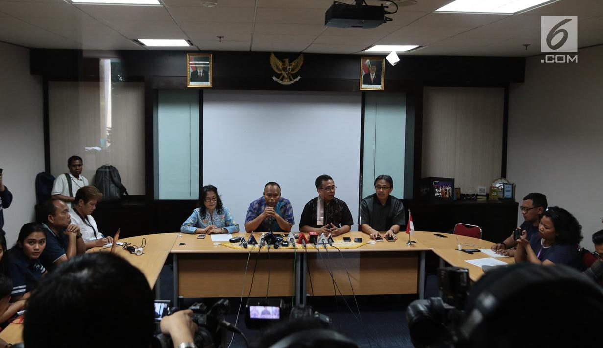 Sekretaris Umum PGI Pendeta Gomar Gultom merespons peristiwa pemboman tiga gereja di Surabaya, di Jakarta, Minggu (13/5). PGI dan Konferensi Wali Gereja Indonesia (KWI), menyatakan turut berduka atas kejadian tersebut. (Merdeka.com/Iqbal S. Nugroho)