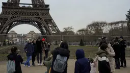 Namun, tantangan keamanan meningkat dengan adanya serangan pisau mematikan pada akhir pekan yang menewaskan seorang turis di dekat Menara Eiffel, magnet wisata yang menjadi simbol kota Paris. (AP Photo/Thibault Camus)