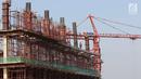 Pekerja menyelesaikan pembangunan gedung bertingkat di Jakarta, Senin (7/5). Badan Pusat Statistik (BPS) melansir pertumbuhan ekonomi kuartal 1 2018 mencapai 5,06%.(Liputan6.com/Immanuel Antonius)