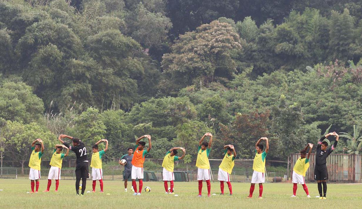 Pemain Indonesia U16 melakukan pemanasan jelang lawan Jepang U16 di Lapangan Padepokan Voli Indonesia, Sentul, Bogor. Selasa (15/4)