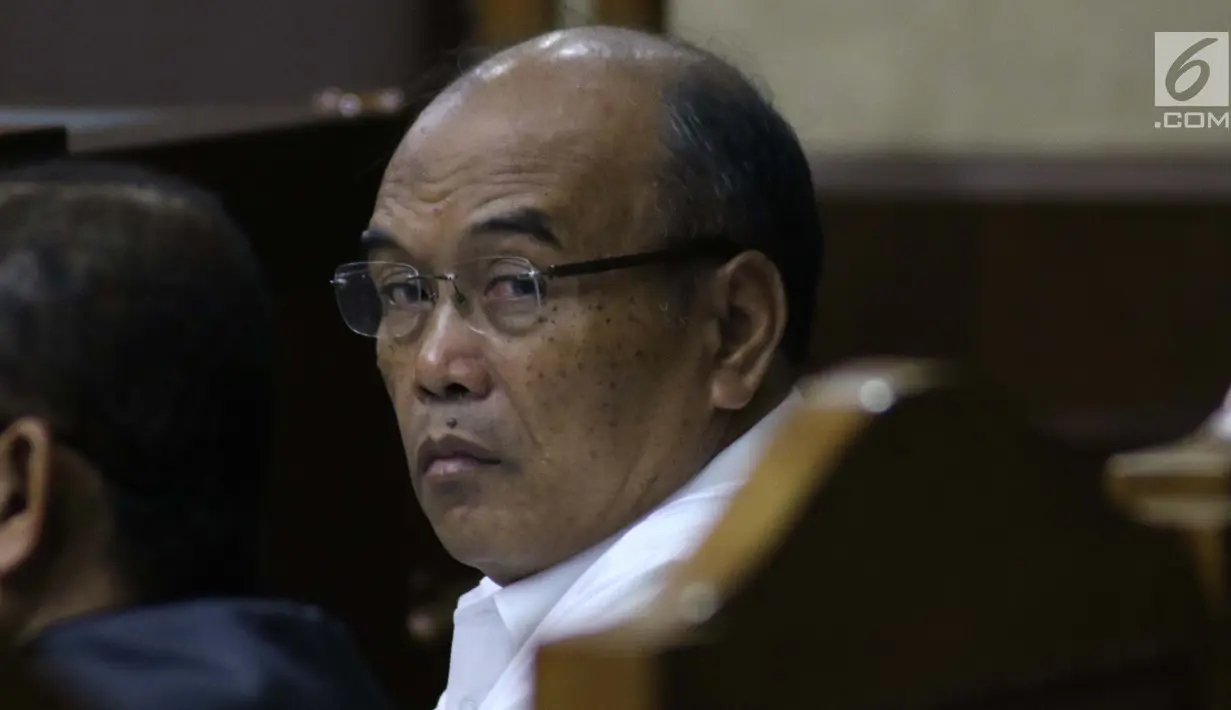 Terdakwa dugaan korupsi komisi kegiatan fiktif agen PT Asuransi Jasindo dalam pengadaan asuransi pada BP Migas-KKKS 2010-2012 dan 2012-2014, Budi Tjahjono saat menjalani sidang di Pengadilan Tipikor, Jakarta, Rabu (30/1). (Liputan6.com/Helmi Fithriansyah)