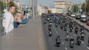 Orang-orang memotret para pengendara motor yang berkendara di sepanjang jalan lingkar Garden dalam sebuah parade sepeda di Moskow, Rusia, pada 26 September 2020. Beberapa ribu pengendara sepeda motor ikut serta dalam parade tersebut. (Xinhua/Alexander Zemlianichenko Jr)
