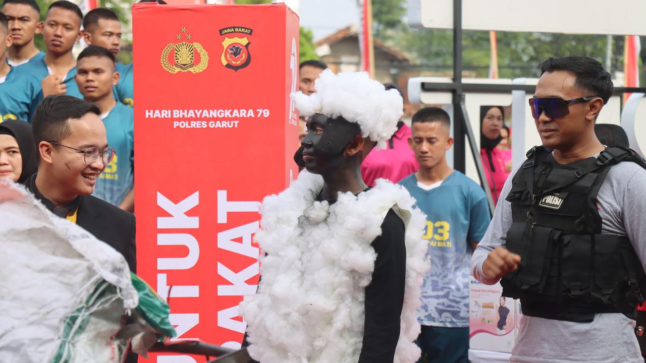 Lucunya Polisi Lomba Penyamaran jadi Intel