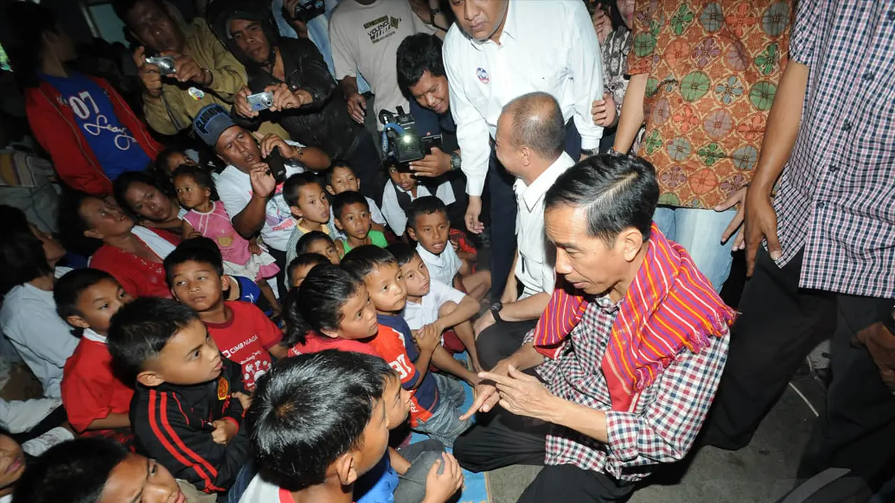 Jokowi Dapat Ulos di Pengungsian Sinabung