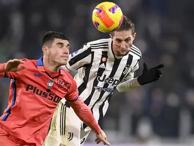 Gelandang Juventus Adrien Rabiot menyundul bola saat menjamu Atalanta pada laga pekan ke-14 Liga Italia di Allianz stadium, Minggu (28/11/2021) dini hari WIB. Juventus kalah 0-1 di kandang sendiri kala menjamu Atalanta. (Fabio Ferrari/LaPresse via AP)