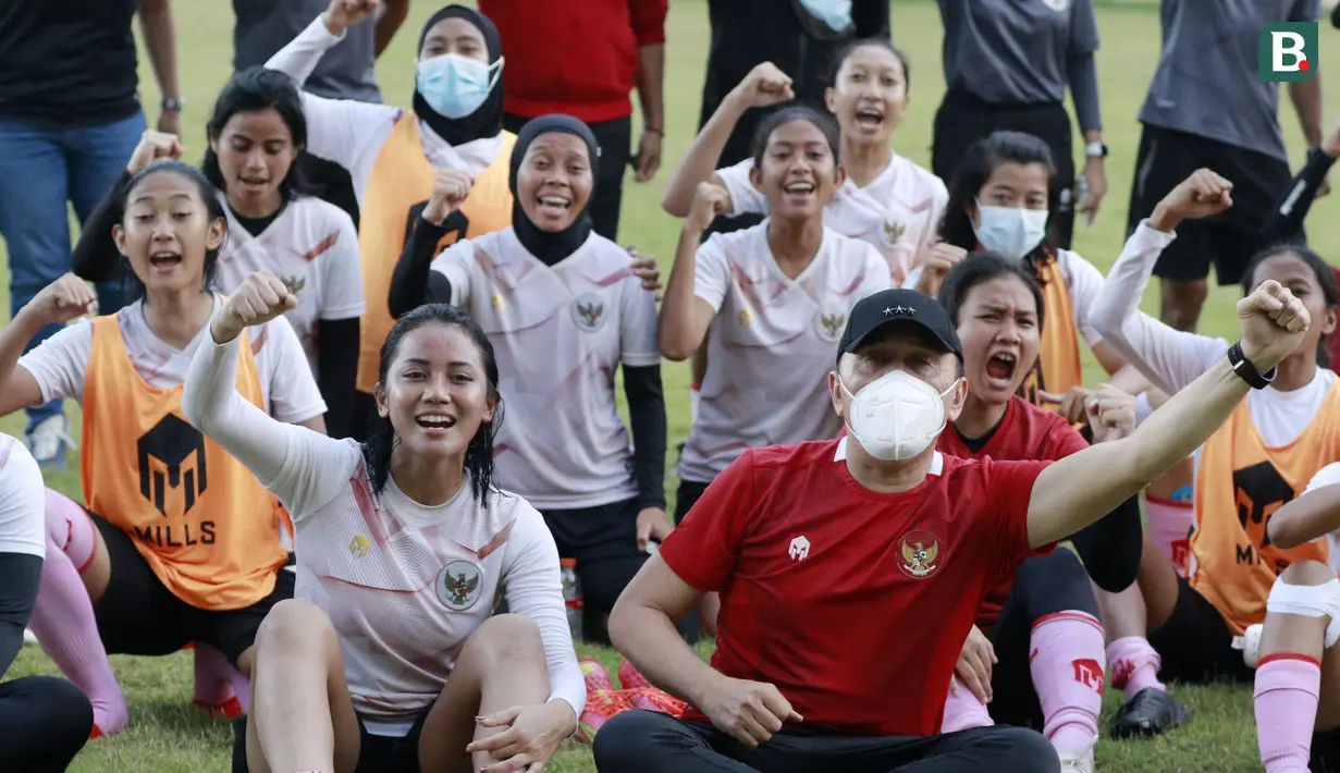 Laga Timnas Putri Indonesia kontra Tim PON Jabar turut dihadiri Ketua Umum PSSI Mochamad Iriawan. (Foto: Bola.com/M Iqbal Ichsan)