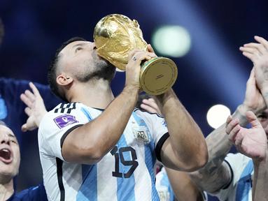 Ada pemandangan menarik saat Argentina berpesta merayakan gelar juara Piala Dunia 2022. (AP Photo/Martin Meissner)