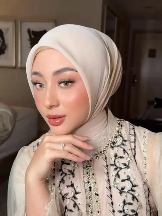 Sementara itu, Margin Wieeherm tampil elegan mengenakan dress lace putih dengan potongan modest yang tetap stylish. Ia melengkapinya dengan hijab senada.