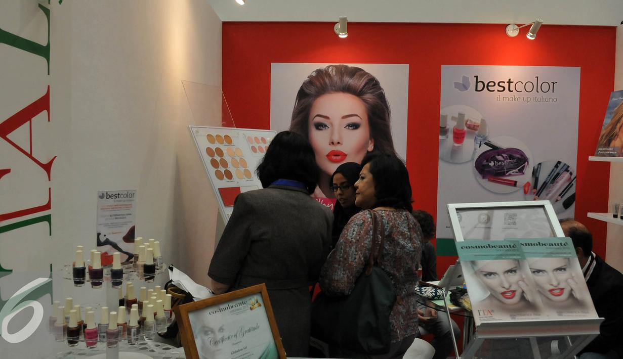 Pengunjung mengamati sejumlah alat kecantikan saat digelarnya pameran alat kecantikan di Jakarta Convention Center (JCC), Jakarta, Sabtu (17/10). Acara akan berlangsung hingga 17 Oktober 2015. (Liputan6/Johan Tallo)
