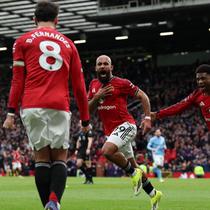 Pemain Manchester United (MU), Bryan Mbeumo (tengah), merayakan gol yang dicetaknya ke gawang Man City dalam laga pekan ke-22 Premier League 2025/2026 di Old Trafford, Sabtu (17/1/2026) malam WIB. MU menang 2-0 dalam pertandingan tersebut. (Darren Staples / AFP)