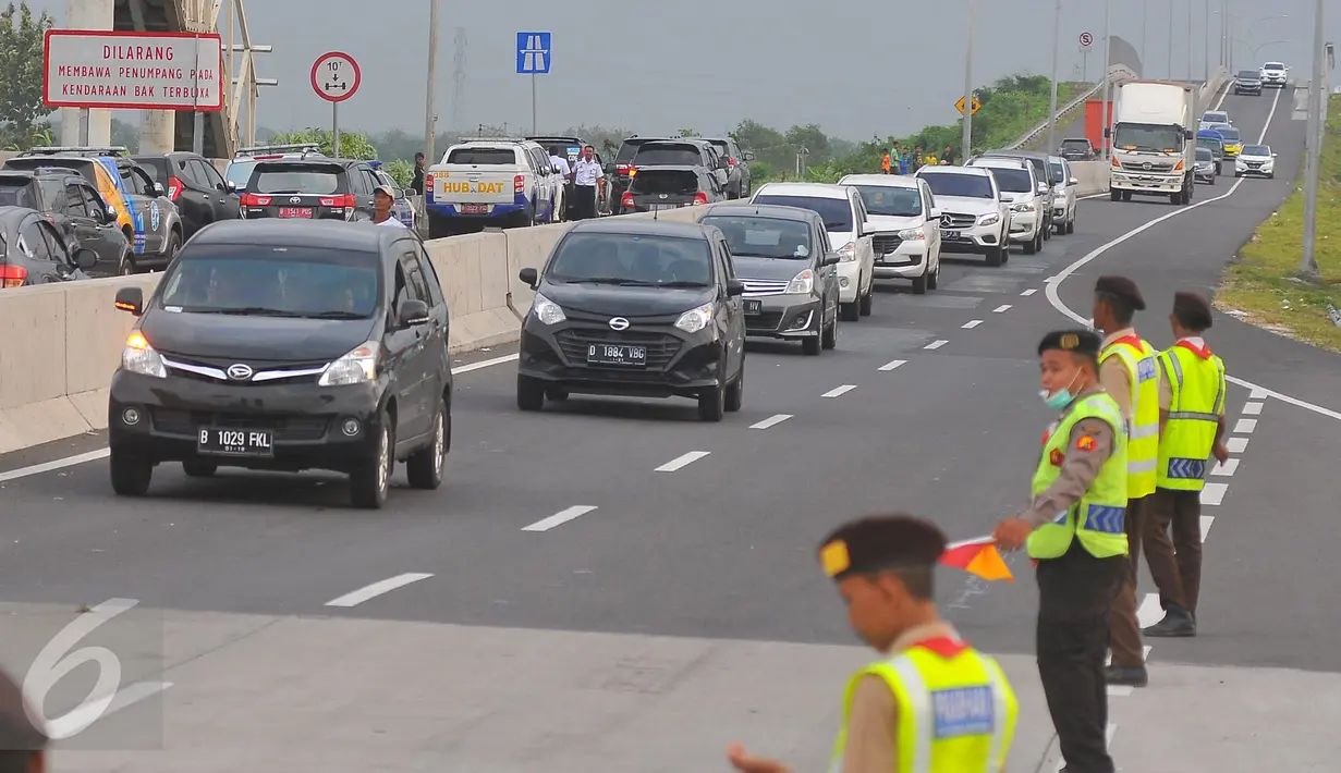 Sejumlah Petugas saat mengatur lalu lintas di jalur keluar tol Berebes, Jawa Tengah, Jumat (23/12). Jelang libur Natal pintu keluar tol Berebes Timur masih cukup lancar. (Liputan6.com/Angga Yuniar)