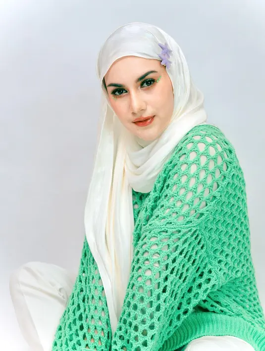 OOTD hijab dengan outfit berwarna hijau pastel dari Irish Bella. Menarik, Irish Bella mengenakan hijab satin berwarna putih, dipadu dengan outfit beraksen jaring berwarna hijau. [Foto: Instagram/_irishbella_]