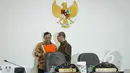 Kepala Staf Kepresidenan Luhut Panjaitan (kiri) berbincang dengan Seskab Andi Widjajanto sebelum mengikuti rapat kabinet terbatas terkait persiapan Konferensi Asia Afrika di Kantor Presiden, Jakarta, Kamis (2/4/2015). (Liputan6.com/Faizal Fanani)