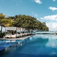 Dikelilingi pemandangan bukit dan pantai, Amber Lombok Beach Resort jadi destinasi sempurna untuk menikmati kesunyian dan ketenangan. [Dok/Amber Lombok Beach Resort].