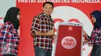  Calon Gubernur DKI Basuki Tjahaja Purnama (tengah) usai menandatangani replika aplikasi Go Ahok2 saat diluncurkan di Jakarta, Senin (28/11). Aplikasi ini untuk memudahkan arus informasi Cagub dan Cawagub Ahok-Djarot. (Liputan6.com/Helmi Fithriansyah)