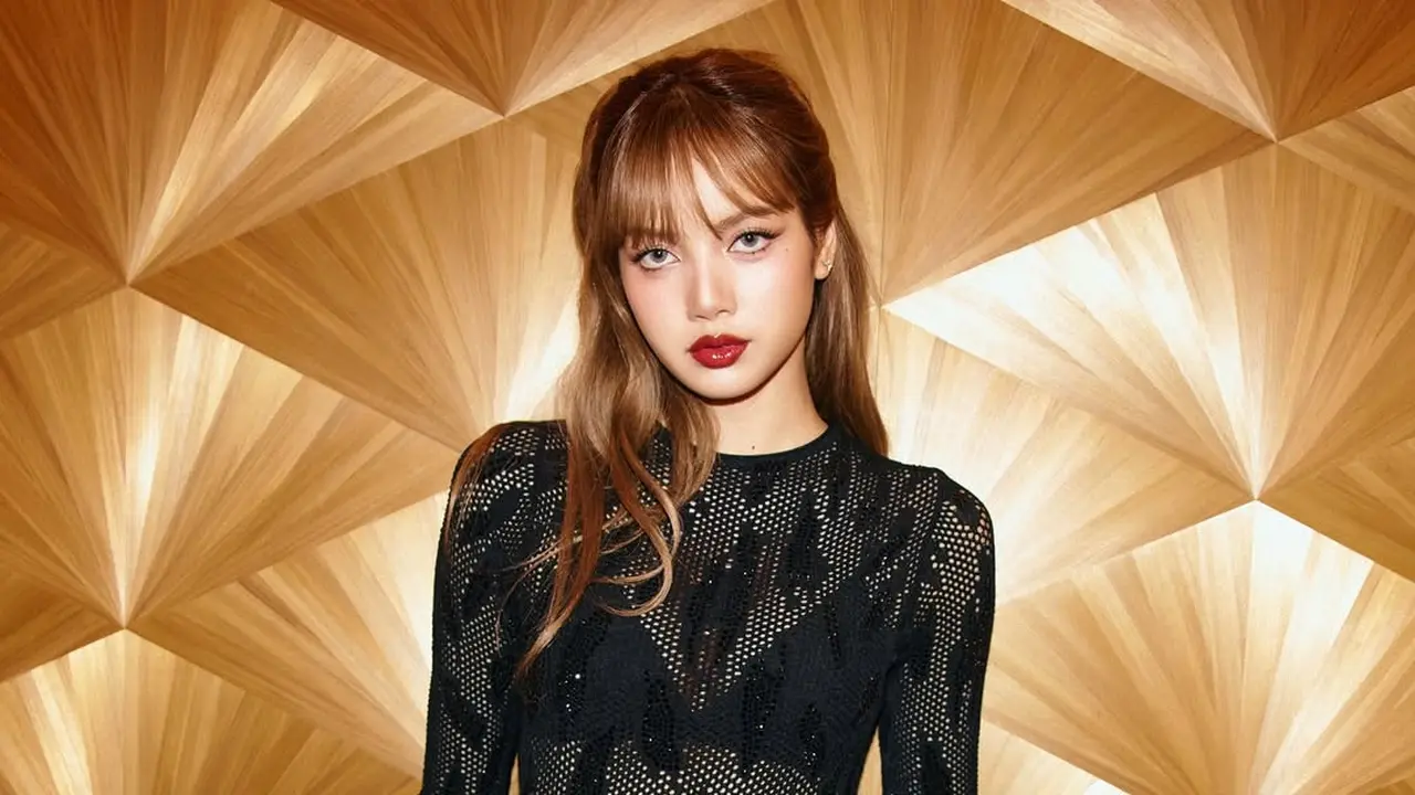 Potret Lisa BLACKPINK Tampil Fearless dengan Gaun Lace Ekspos Underwear di After-Party Louis Vuitton