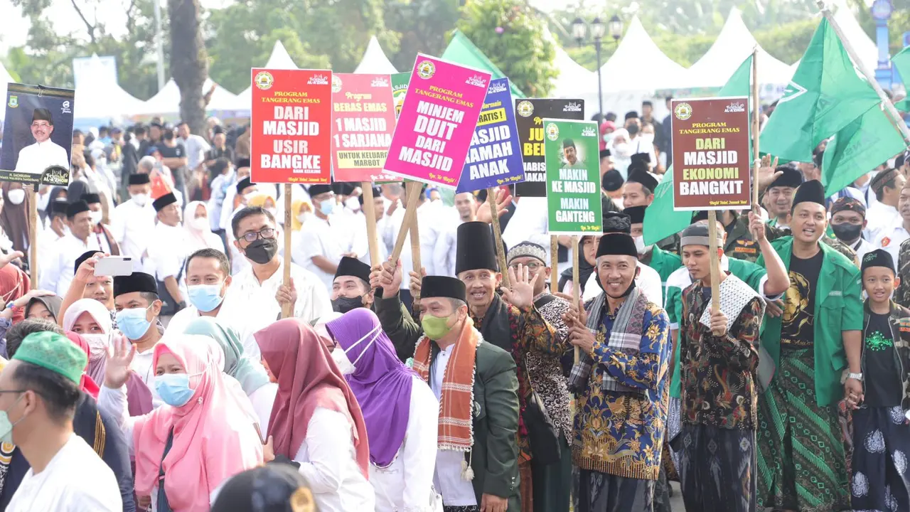 Ribuan orang ikut gerak jalan sehat sarungan, mengelilingi pusat Kota Tangerang, Minggu (25/9/2022).