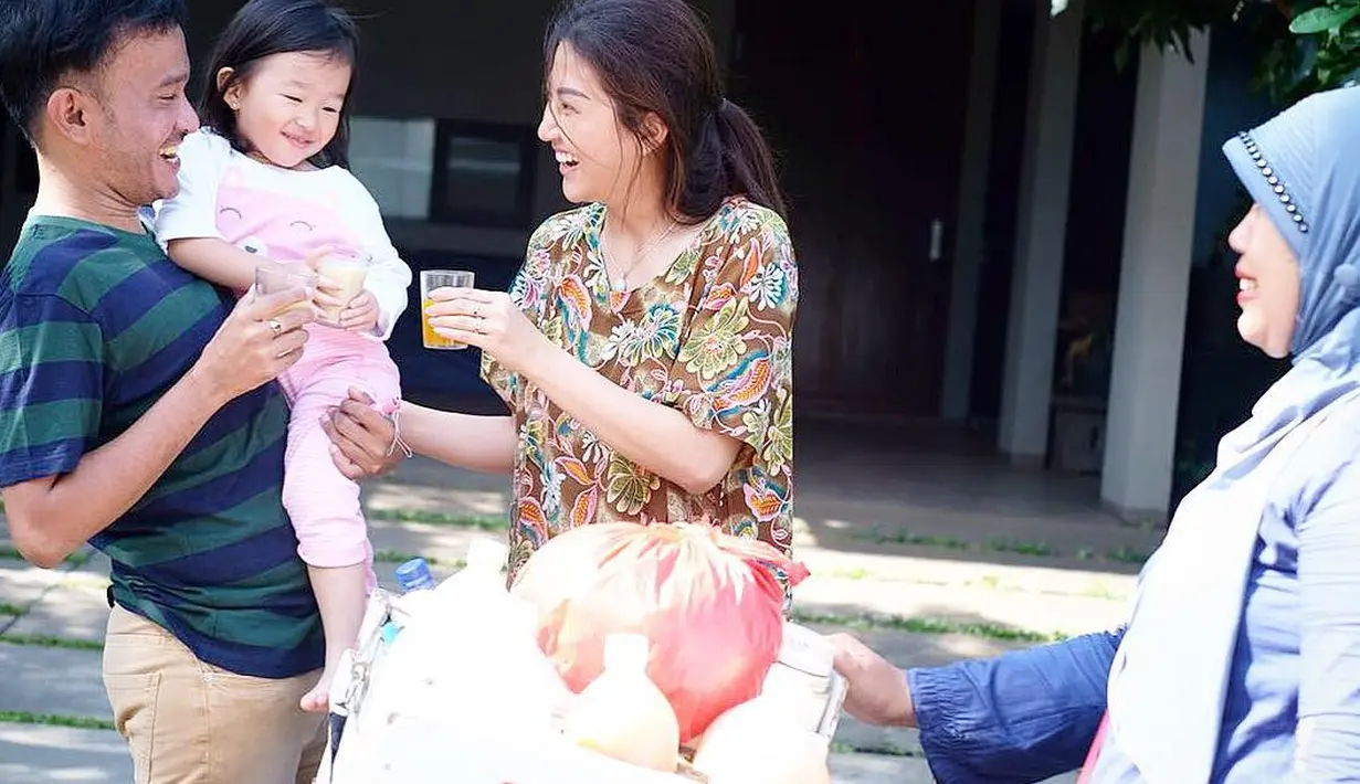 Kesederhanaan sangat melekat pada keluarga selebriti Ruben Onsu. Sarwendah terlihat santai saat berbelanja di pasar tardisional sambil mengendong putrinya, Thalia. (Instagram/sarwendah29)