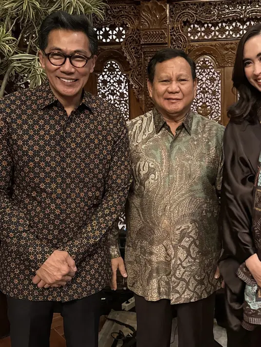 Sentuhan batik berhasil ciptakan elegansi gaya Lebaran yang formal namun tetap chic.  (dok. Insta Story @widi.wardhana)