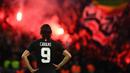 Para suporter PSG menyalakan flare merayakan kemenangan atas Red Star pada laga Liga Champions di Stadion Parc des Princes, Paris, Rabu (3/10/2018). PSG menang 6-1 atas Red Star. (AFP/Franck Fife)