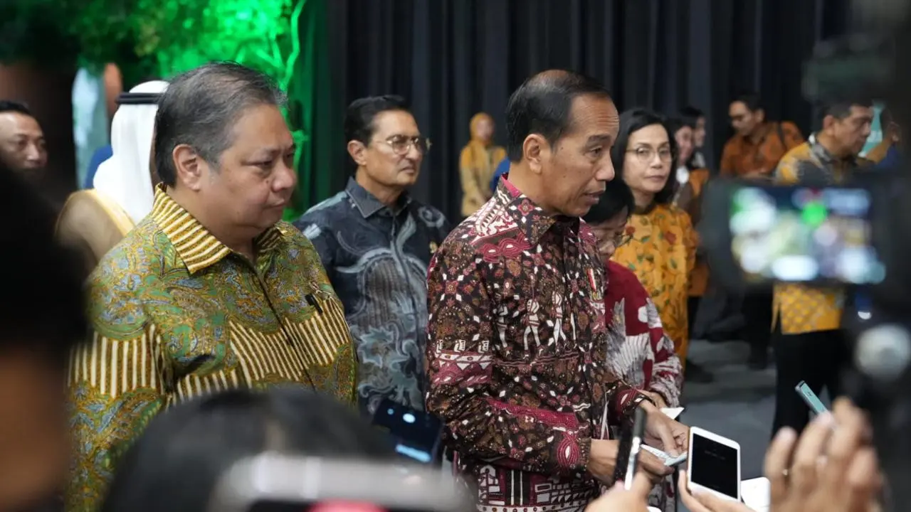 Presiden Joko Widodo bersama Menteri Koordinator Bidang Perekonomian Airlangga Hartarto dalam acara Festival Lingkungan, Iklim, Kehutanan dan Energi Baru Terbarukan (LIKE) 2, Jumat (9/8/2024) (Istimewa)