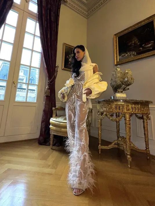 <p>Dalam balutan dress see through, Karraminah tampil begitu memukau. Ia terlihat begitu memukau dengan paduan gaya glamornya. [Foto: Instagram/Karraminah]</p>