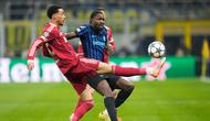 Pemain Liverpool, Hugo Ekitike, berduel dengan pemain Inter Milan Marcus Thuram dalam laga Liga Champions di Giuseppe Meazza, Italia, Rabu, (10/12/2025). (AP Photo/Luca Bruno)