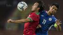 Striker Timnas Indonesia, Ezra Walian, duel udara dengan pemain Filipina pada laga SEA Games di Stadion Shah Alam, Selangor, Kamis (17/8/2017). Indonesia menang 3-0 atas Filipina. (Bola.com/Vitalis Yogi Trisna)