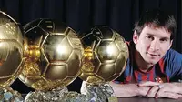 Bintang Barcelona Lionel Messi berpose dengan tiga Ballon d'Or koleksinya.