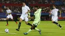Pemain Manchester City, Raheem Sterling berusaha mencetak gol ke gawang Sevilla pada laga Liga Champions di Stadion Sanchez Pizjuan, Spanyol, Selasa (3/11/2015). (Action Images via Reuters/Andrew Boyers)