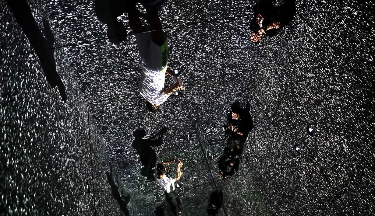 Pengunjung mengabadikan momen saat berada di instalasi berjudul “Infinity Room” di Today Art Museum, Beijing, Rabu (9/8). Museum ini didirikan sejak 2002 oleh Zhang Baoquan dengan tujuan mendorong seni kontemporer Tionghoa ke masa depan. (AP/Andy Wong)