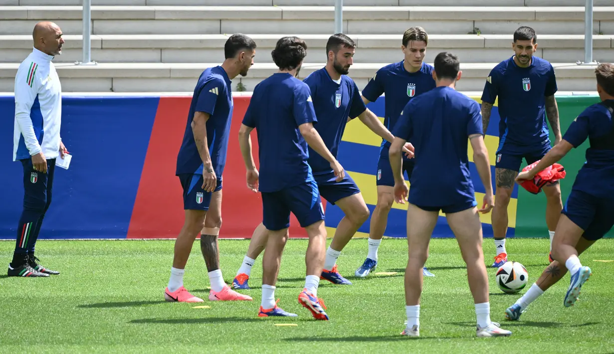 <p>&nbsp;</p>
<p>Adapun Italia tertatih-tatih menembus babak 16 besar dengan predikat runner-up Grup B di bawah Spanyol. (Alberto PIZZOLI / AFP)</p>