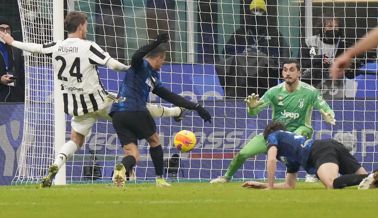 Di masa perpanjangan waktu, Inter Milan berhasil comeback untuk berbalik unggul 2-1 lewat gol Alexis Sanchez pada menit 120. (AP/Luca Bruno)