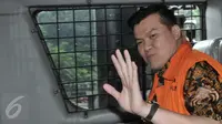 Andi Agustinus alias Andi Narogong berada di dalam mobil tahanan usai menjalani pemeriksaan perdana di Gedung KPK, Jakarta, Selasa (4/4). Andi menolak memberikan keterangan kepada awak media. (Liputan6.com/Helmi Afandi)