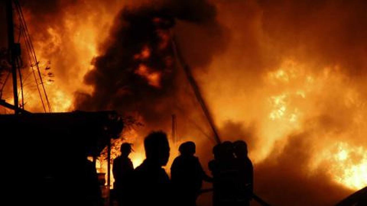 Enam jam terbakar, api masih berkobar di Cipinang