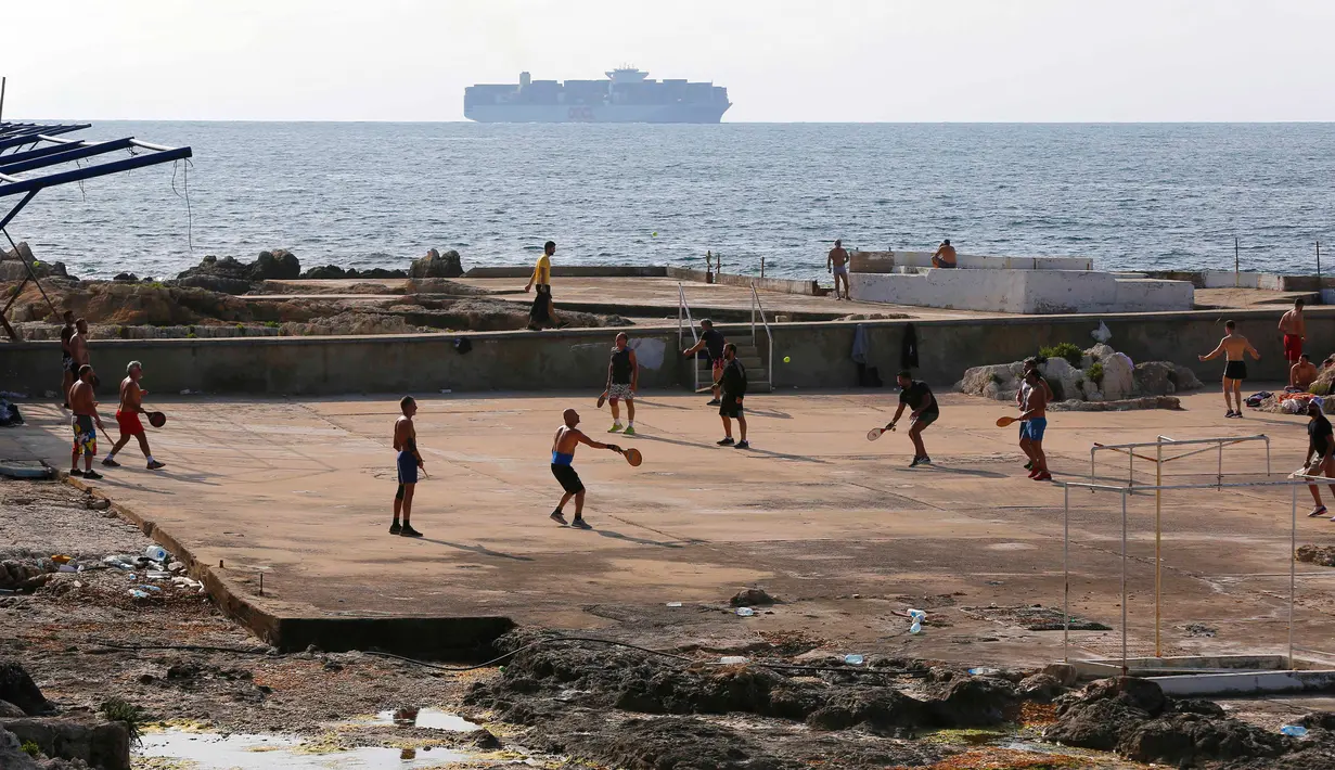Orang-orang menikmati waktu senggang di Beirut, Lebanon, pada 3 Mei 2020. Lebanon telah mengurangi langkah-langkah mobilisasi umum dengan mengizinkan restoran untuk melayani sejumlah kecil pelanggan mulai 4 Mei dan menerapkan jam operasional untuk sektor-sektor lainnya. (Xinhua/Bilal Jawich)