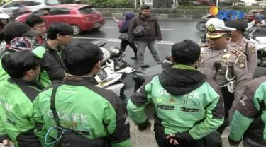 Uji coba larangan ojek online mangkal di ruas jalan utama di Depok mulai diberlakukan. 