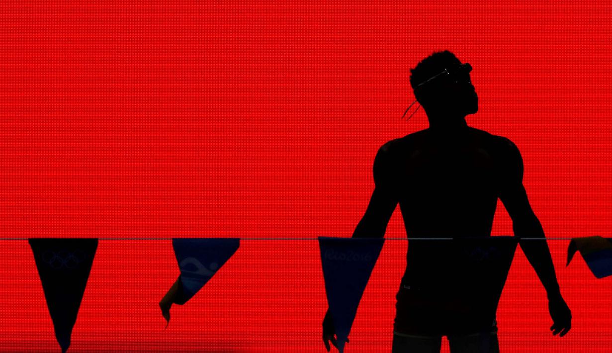 Siluet seorang perenang saat sesi latihan jelang Olimpiade Rio 2016 di Olympic Park, Rio de Janeiro, Brasil, (1/8/2016). (Reuters/Stefan Wermuth)