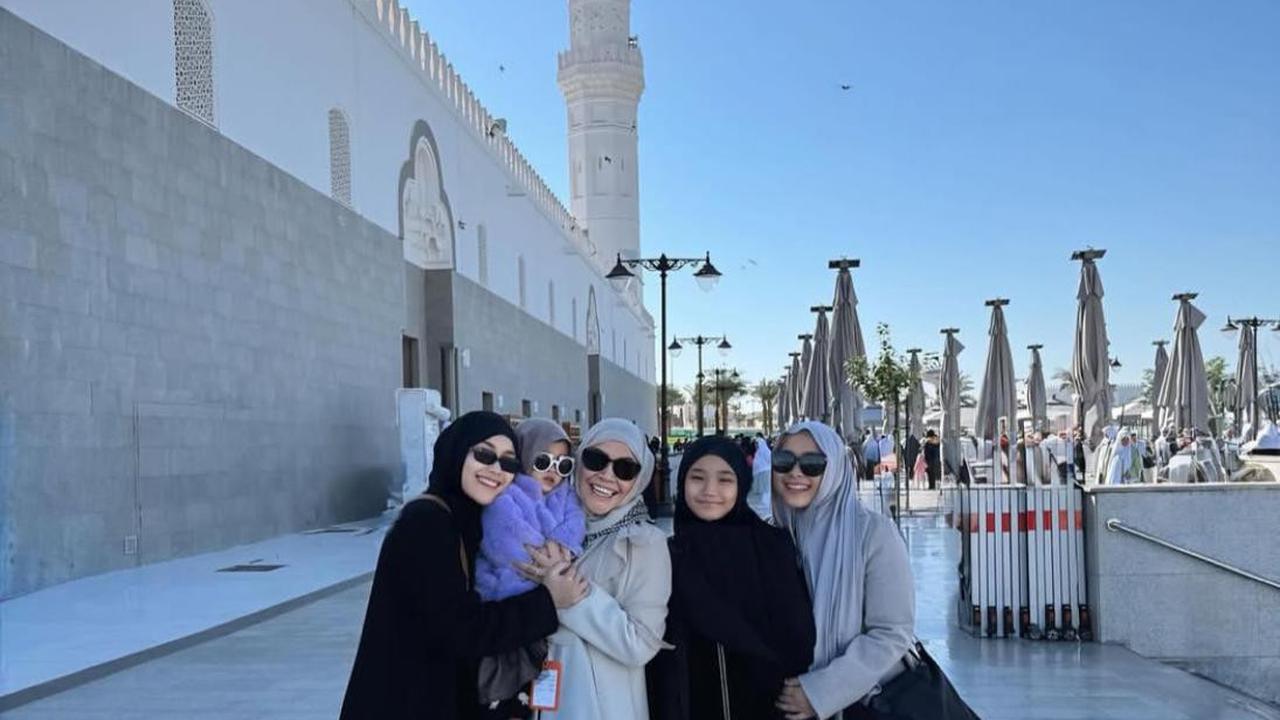 Rayakan Hari Ibu Saat Umroh, Ayu Ting Ting Sampaikan Pesan Menggugah Hati