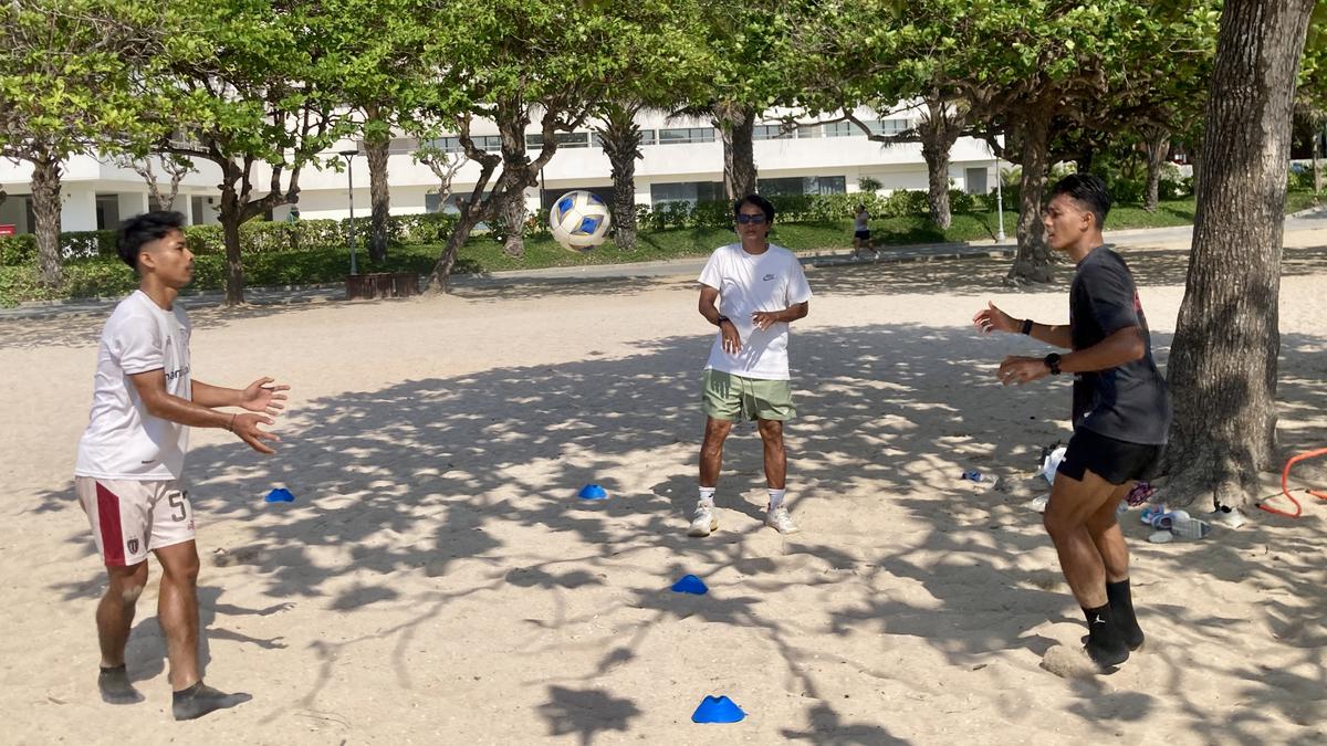 Menikmati Jeda Internasional, I Made Andhika Wijaya Digembleng sang Ayah di Pantai Sanur