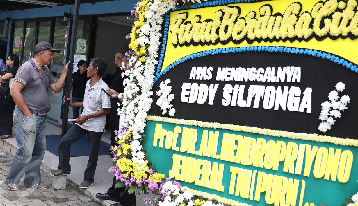 Karangan bunga duka cita wafatnya penyanyi senior Eddy Silitonga di RS Fatmawati, Jakarta, Kamis (25/8). Rencananya jenazah Eddy Silitonga akan dikebumikan di TPU Kampung Kandang, Jagakarsa pada Sabtu (27/8) mendatang. (Liputan6.com/Immanuel Antonius)